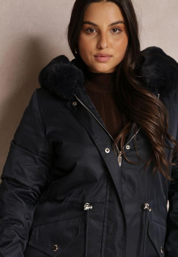 Renee - Granatowa Kurtka Parka Nylonowa Mivo. Okazja: na co dzień. Kolekcja: plus size. Kolor: niebieski. Materiał: nylon. Sezon: zima. Styl: wizytowy, klasyczny, elegancki, casual