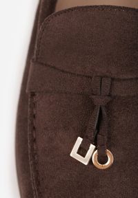 Born2be - Ciemnobrązowe Lekkie Mokasyny VICES z Metalowymi Ozdobami i Skórzaną Wkladką Adrialee. Nosek buta: okrągły. Kolor: brązowy. Materiał: skóra. Wzór: aplikacja. Obcas: na obcasie. Styl: klasyczny. Wysokość obcasa: niski #5