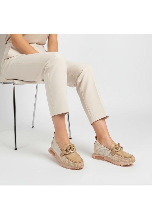 Półbuty damskie Hispanitas, ze skóry naturalnej z tekstylnymi wstawkami z siateczki wsuwany krój metalowa ozdoba na podbiciu, beżowe, SHV264834 Sumat. Kolor: beżowy. Materiał: skóra. Szerokość cholewki: normalna. Wzór: aplikacja. Sezon: wiosna, lato. Styl: elegancki