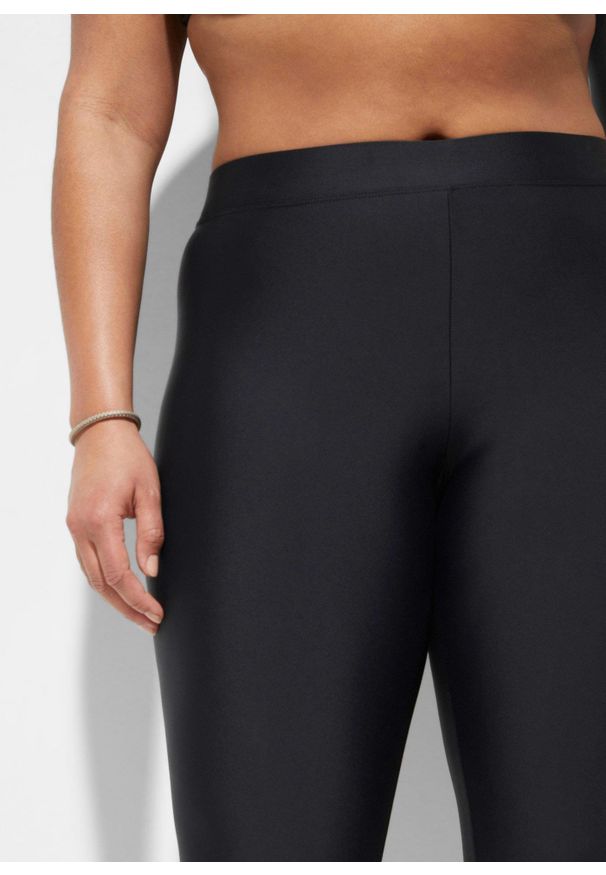 bonprix - Spodnie capri do pływania z elastyczną gumką w talii. Kolor: czarny. Materiał: materiał