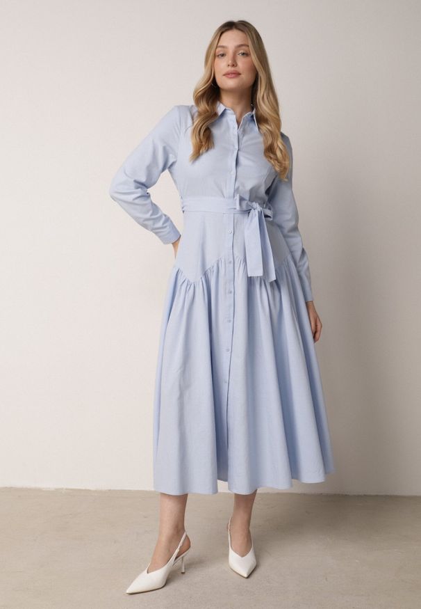 Born2be - Niebieska Koszulowa Sukienka z Bawełną i Wiskozą Ozdobiona Paskiem Viviedah. Okazja: na co dzień. Kolor: niebieski. Materiał: wiskoza, bawełna. Wzór: aplikacja. Typ sukienki: koszulowe. Styl: casual