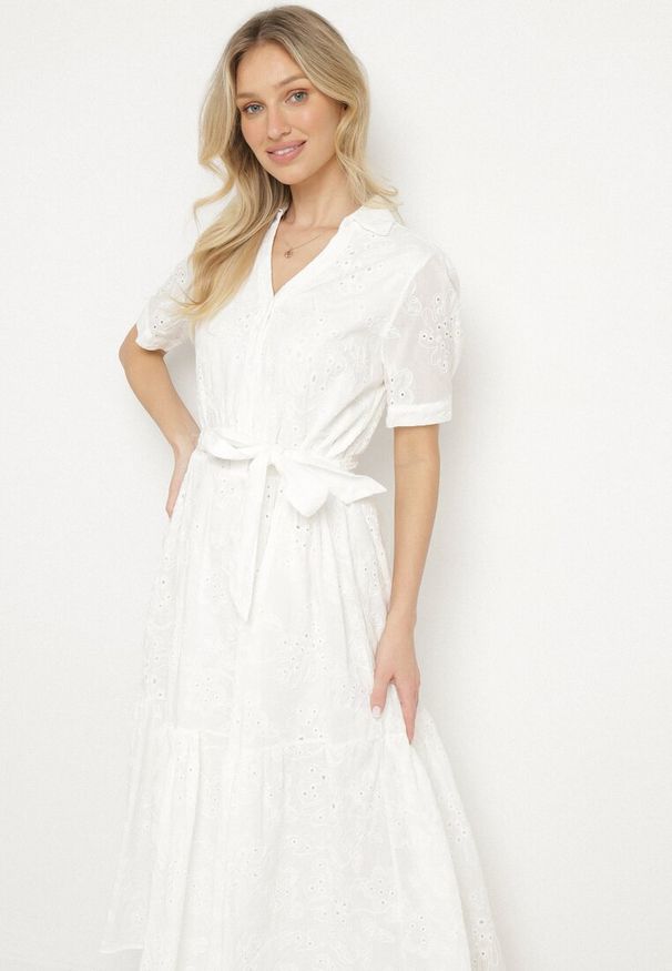 Born2be - Biała Bawełniana Sukienka Ażurowa o Koszulowym Kroju z Paskiem Divione. Okazja: na spacer, na co dzień. Kolor: biały. Materiał: bawełna. Wzór: ażurowy. Typ sukienki: koszulowe. Styl: klasyczny, casual, elegancki