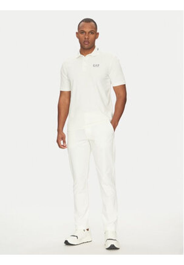 EA7 Emporio Armani Chinosy 7M000195 AF13554 U0005 Biały Regular Fit. Kolor: biały. Materiał: syntetyk
