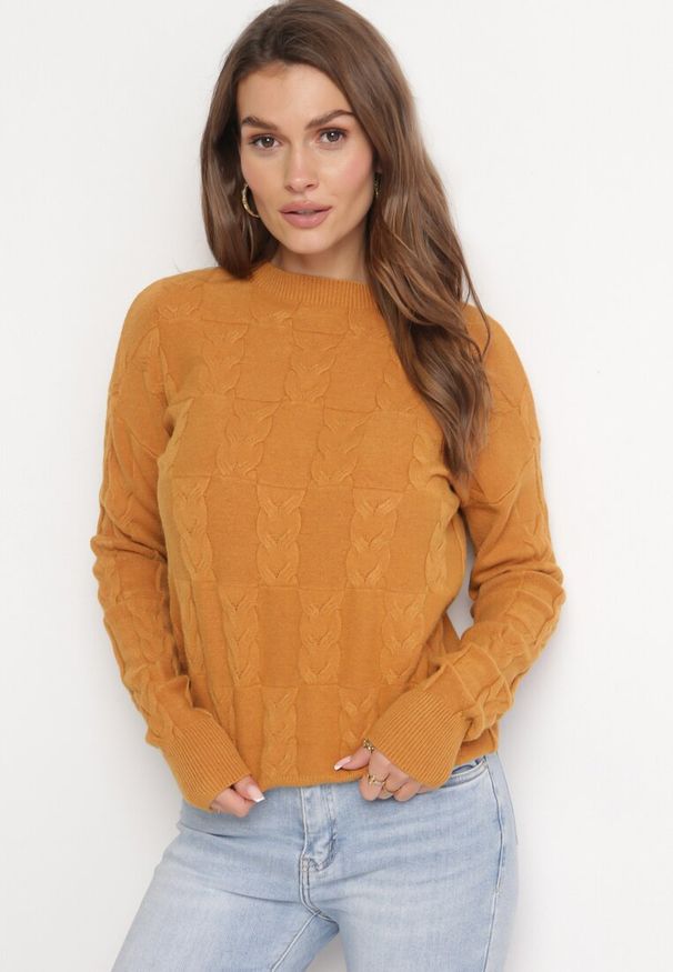Born2be - Brązowy Sweter o Warkoczowym Splocie z Okrągłym Dekoltem Selinera. Kolor: brązowy. Materiał: dzianina. Wzór: ze splotem. Styl: klasyczny