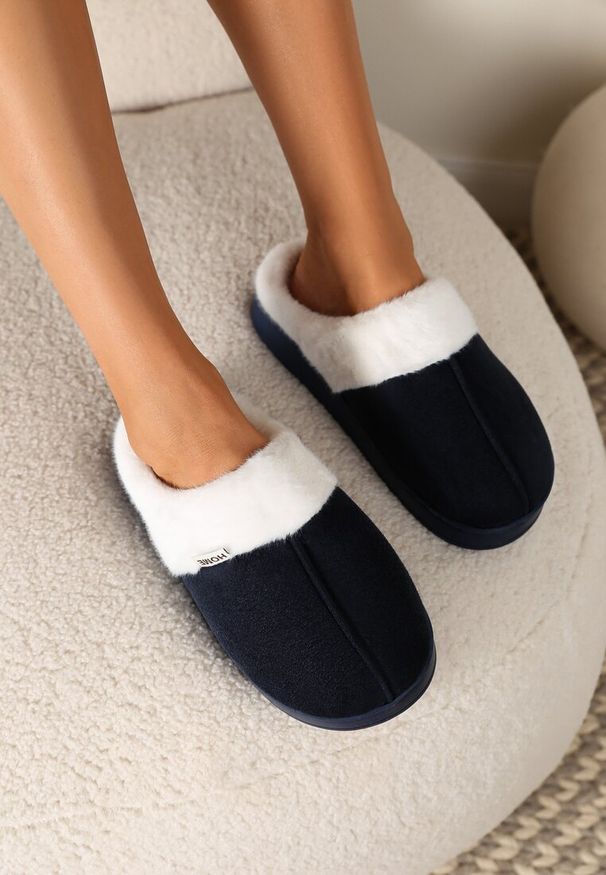 Renee - Granatowe Kapcie na Płaskiej Podeszwie z Futerkiem Lerivena. Okazja: na co dzień, do domu. Kolor: niebieski. Materiał: futro. Obcas: na płaskiej podeszwie. Styl: casual, elegancki