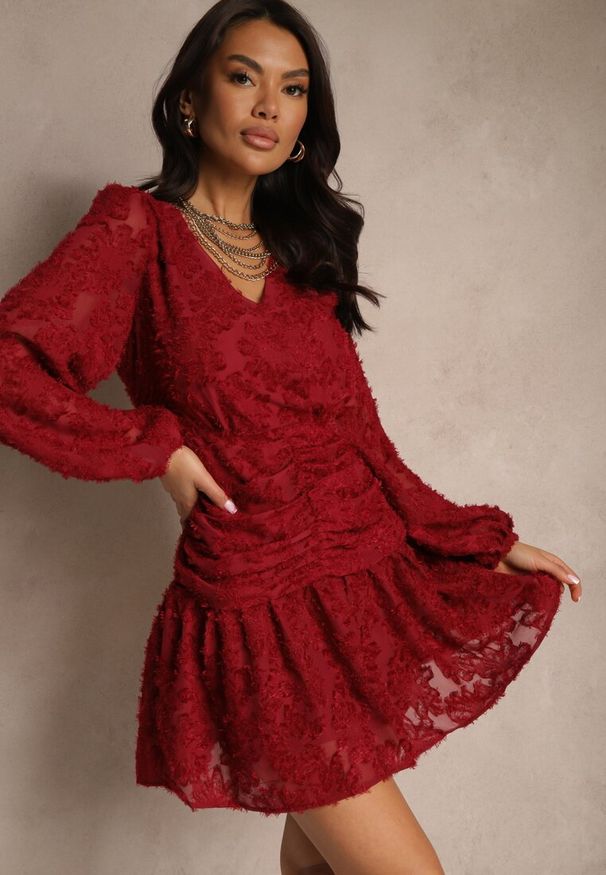 Renee - Bordowa Sukienka z Koronki o Taliowanym Fasonie z Kopertową Górą Nelabine. Kolor: czerwony. Materiał: koronka. Wzór: koronka. Sezon: wiosna, lato. Typ sukienki: kopertowe. Styl: elegancki, klasyczny