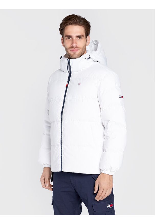Kurtka puchowa Tommy Jeans. Kolor: biały. Materiał: puch, syntetyk