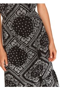 TOP SECRET - Długa sukienka z kontrastowym wzorem. Kolor: czarny. Materiał: tkanina. Długość rękawa: na ramiączkach. Długość: maxi