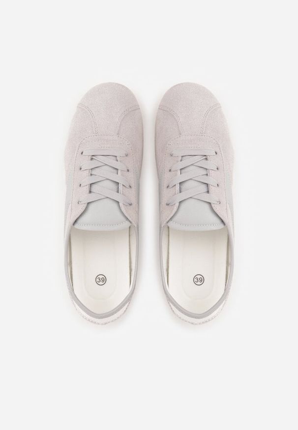 Renee - Szare Sneakersy Kultowe Tenisówki Y2K z Imitacji Zamszu Nerialle. Kolor: szary. Materiał: zamsz. Wzór: koronka. Sezon: lato