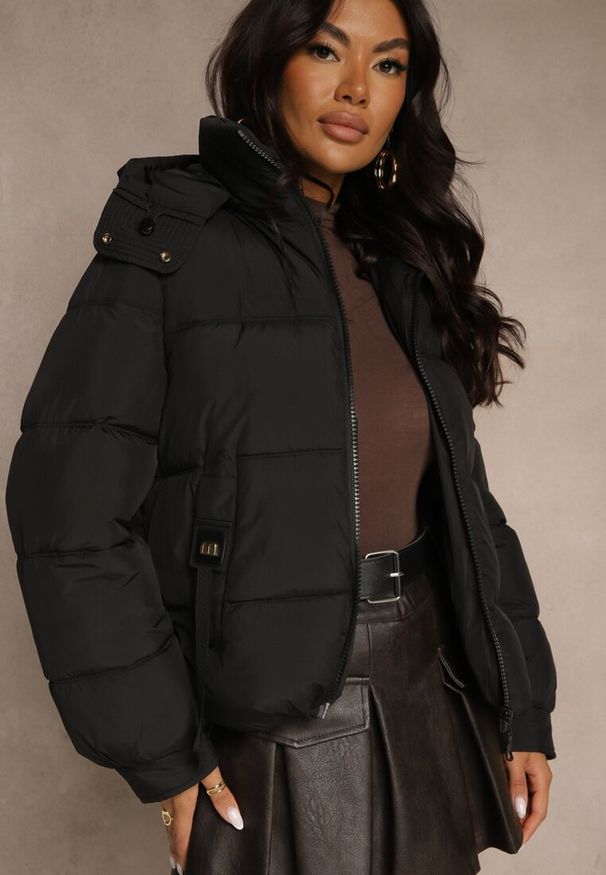 Renee - Czarna Kurtka Puffer z Pikowanymi Przeszyciami i Odpinanym Kapturem Gallerea. Okazja: na spacer, na co dzień. Kolor: czarny. Materiał: poliester, dzianina, zamsz, jeans. Styl: casual, sportowy