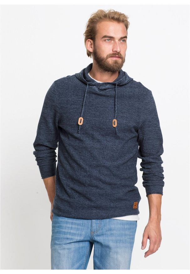 bonprix - Sweter z kapturem z miękkiej mieszanki bawełny. Typ kołnierza: kaptur. Kolor: niebieski. Materiał: bawełna. Wzór: aplikacja