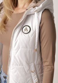 Born2be - Biała Pikowana Kamizelka o Długim Kroju z Nieodpinanym Kapturem i Aplikacją Koretes. Okazja: na co dzień. Kolor: biały. Materiał: prążkowany, poliester. Długość: długie. Wzór: aplikacja. Styl: casual #5