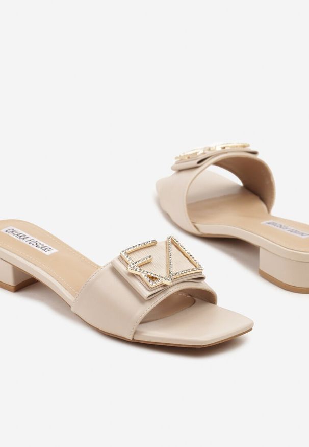 Renee - Beżowe Klapki na Niskim Obcasie Zdobione Metaliczną Aplikacją Tenaluna. Okazja: na co dzień. Kolor: beżowy. Wzór: aplikacja. Sezon: lato. Obcas: na obcasie. Styl: boho, elegancki, casual. Wysokość obcasa: niski