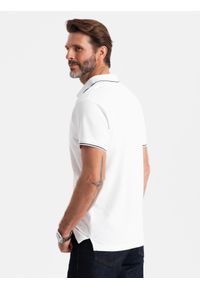 Ombre Clothing - Koszulka męska polo z dzianiny pique bez guzików - biała V1 - Rozmiar: XXL. Okazja: do pracy, na co dzień. Typ kołnierza: polo. Kolor: biały. Materiał: dzianina. Wzór: aplikacja, ze splotem, paski. Styl: klasyczny, sportowy, wizytowy, casual