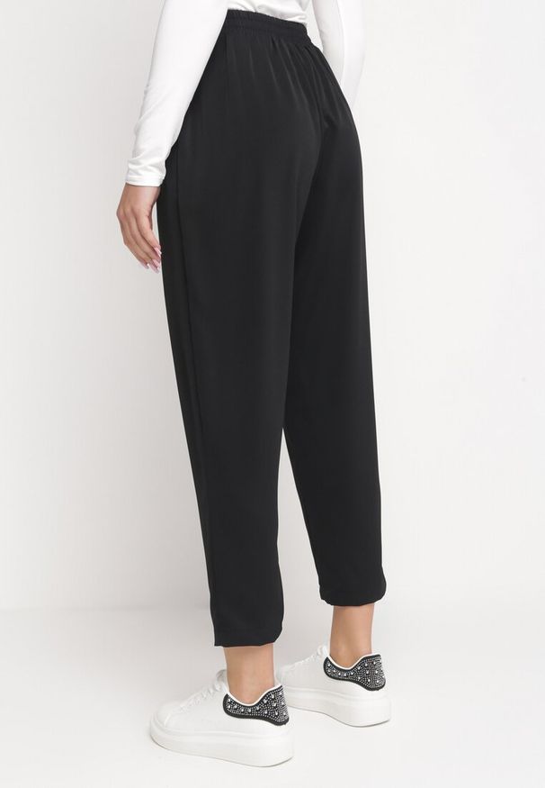 Born2be - Czarne Spodnie z Gumką w Pasie Ściągane Troczkiem i z Kieszeniami Maylai. Kolor: czarny