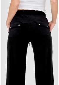 Juicy Couture - JUICY COUTURE Czarne spodnie Del Ray Pocket Pant. Kolor: czarny. Materiał: dresówka