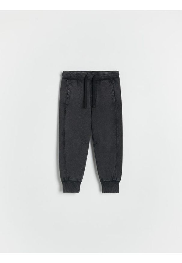 Reserved - Dresowe spodnie z efektem sprania - ciemnoszary. Kolor: szary. Materiał: dresówka