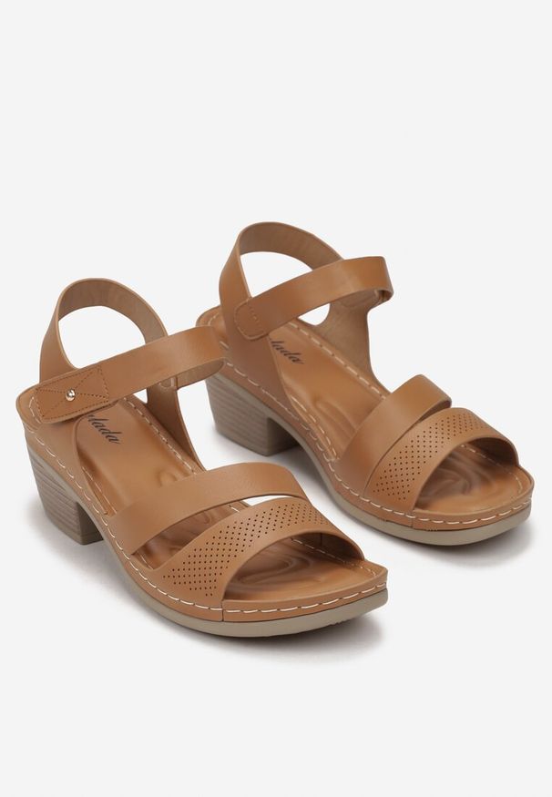 Born2be - Brązowe Sandały na Słupkowym Obcasie z Rzepem Maysie. Okazja: na co dzień. Kolor: brązowy. Obcas: na obcasie. Styl: casual. Wysokość obcasa: średni