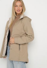 Born2be - Ciemnobeżowa Kurtka Parka z Kapturem z Ozdobną Wyściółką Tiolara. Okazja: na co dzień, na spacer. Typ kołnierza: kaptur. Kolor: beżowy. Materiał: jeans. Styl: casual, sportowy #4