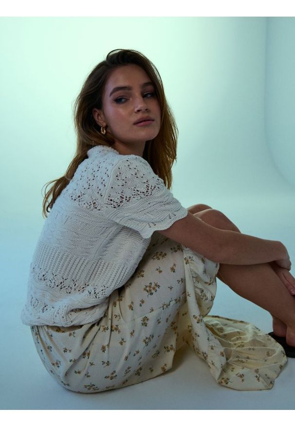 Sinsay - Spódnica midi z falbanami z wiskozą w kwiaty - wielobarwny. Materiał: wiskoza. Wzór: kwiaty