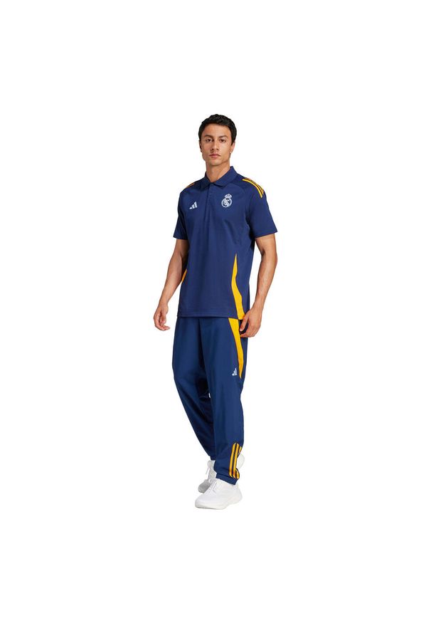 Adidas - Polo Real Madrid 2024/25. Typ kołnierza: polo. Kolor: niebieski, pomarańczowy, wielokolorowy. Sport: piłka nożna