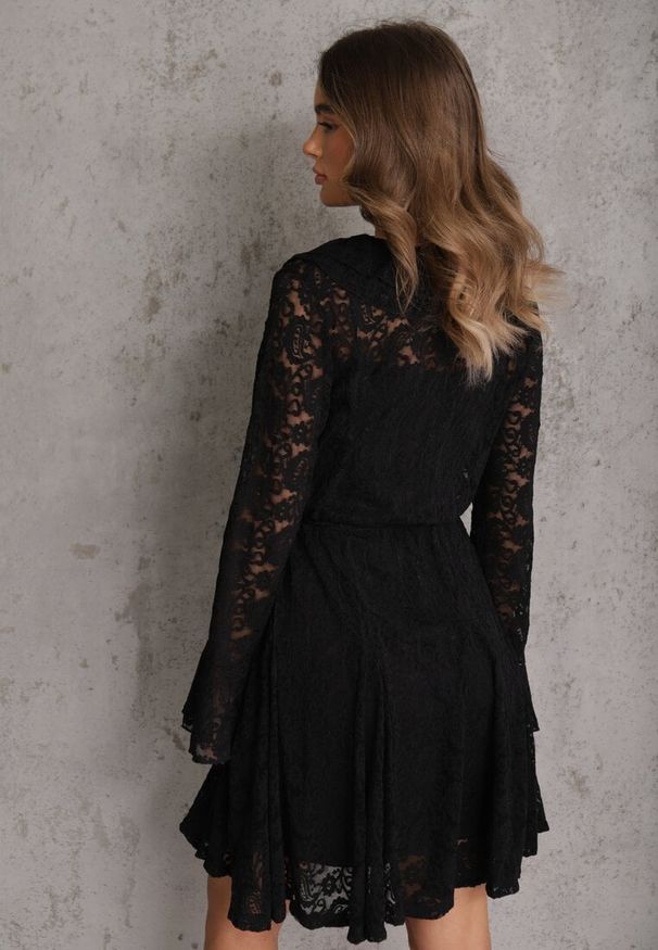 Renee - Czarna Sukienka z Koronki Zdobiona Rozszerzanymi Rękawami i Wąskim Paskiem Kylimna. Okazja: na imprezę. Typ kołnierza: kołnierz z falbankami. Kolor: czarny. Materiał: koronka. Długość rękawa: na ramiączkach. Wzór: aplikacja, koronka