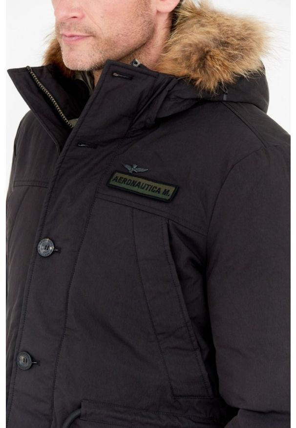 Aeronautica Militare - AERONAUTICA MILITARE Czarna parka męska z futrem jenota. Kolor: czarny. Materiał: futro