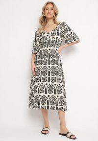 Born2be - Czarno-Kremowa Sukienka Wiskozowa Rozkloszowana z Odkrytymi Plecami w Print Boho Turaisa. Okazja: na co dzień. Typ kołnierza: dekolt w kształcie V. Kolor: czarny. Materiał: wiskoza. Długość rękawa: długi rękaw. Wzór: nadruk. Typ sukienki: rozkloszowane, proste. Styl: boho #1