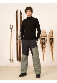 outhorn - Spodnie narciarskie membrana 8000 męskie Outhorn - khaki. Kolor: oliwkowy, brązowy, wielokolorowy. Materiał: materiał, poliester. Sezon: zima. Sport: narciarstwo