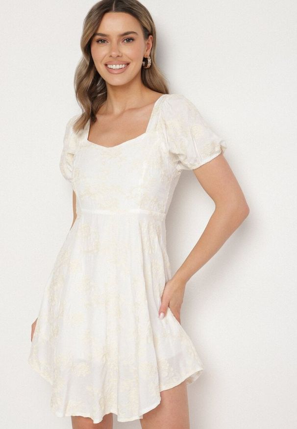 Born2be - Biała Wiskozowa Sukienka w Kwiaty Lunobella. Okazja: na co dzień. Kolor: biały. Materiał: wiskoza. Długość rękawa: długi rękaw. Wzór: kwiaty. Typ sukienki: sportowe. Styl: casual, elegancki, sportowy