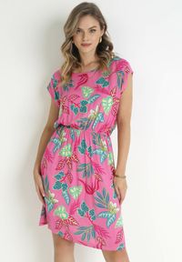 Born2be - Różowa Wiskozowa Sukienka Mini z Gumką w Pasie z Motywem Roślinnym Mireli. Okazja: na co dzień. Kolor: różowy. Materiał: wiskoza. Długość rękawa: krótki rękaw. Styl: casual. Długość: mini #1
