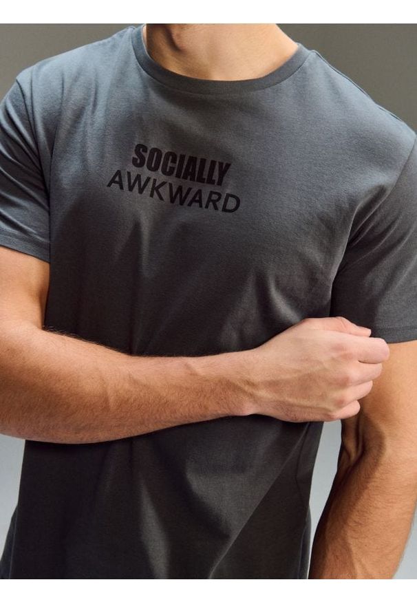 Sinsay - Bawełniana koszulka z napisem - szary. Kolor: szary. Materiał: bawełna. Wzór: napisy