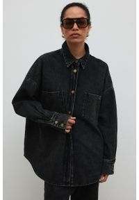 Marsala - Koszula jeansowa w kolorze WASHED BLACK- INSPIRE. Okazja: do pracy, na spotkanie biznesowe. Materiał: jeans. Długość rękawa: długi rękaw. Długość: długie. Wzór: haft, gładki, aplikacja. Styl: elegancki, sportowy, biznesowy #1