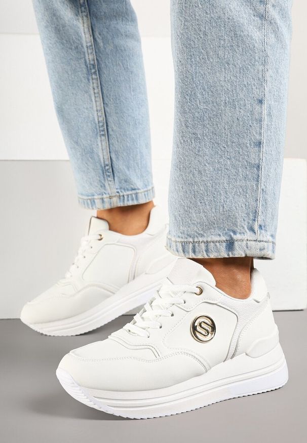 Renee - Białe Sneakersy na Platformie z Metaliczną Ozdobą Roniane. Okazja: na co dzień. Kolor: biały. Materiał: jeans. Wzór: aplikacja. Obcas: na platformie