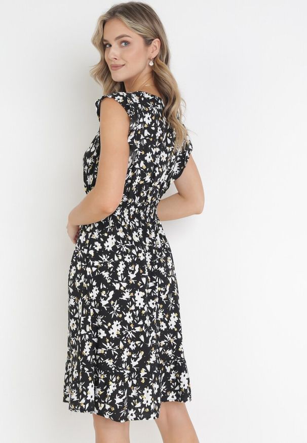 Born2be - Czarna Rozkloszowana Sukienka z Wiskozy Ozdobiona Metalicznym Nadrukiem Elulaia. Typ kołnierza: kołnierz z falbankami. Kolor: czarny. Materiał: wiskoza. Wzór: nadruk, aplikacja. Typ sukienki: kopertowe