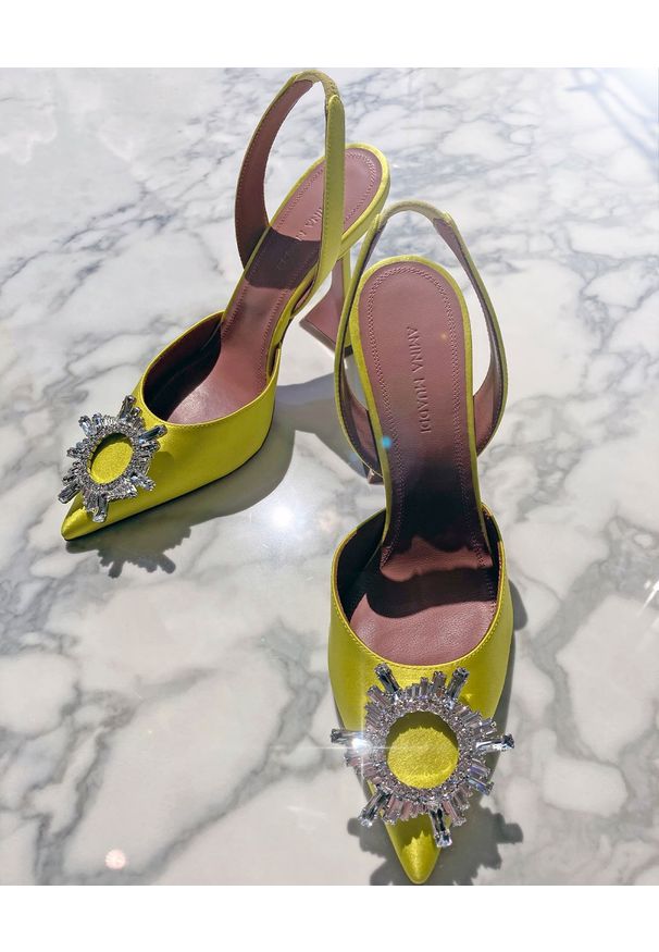 AMINA MUADDI - Żółte sandały na szpilce Begum Sling. Zapięcie: klamry. Kolor: żółty. Materiał: jedwab, satyna. Obcas: na szpilce. Wysokość obcasa: średni