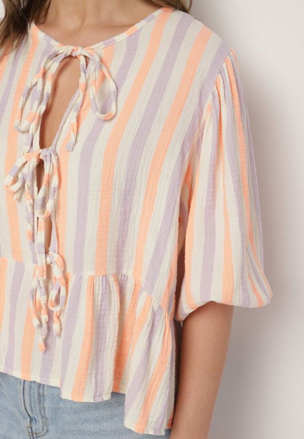 Born2be - Pomarańczowa Bawełniana Bluzka w Paski z Wiązaniem i Falbanką Regilla. Okazja: na co dzień. Typ kołnierza: kołnierz z falbankami. Kolor: pomarańczowy. Materiał: bawełna. Wzór: paski. Styl: elegancki, casual