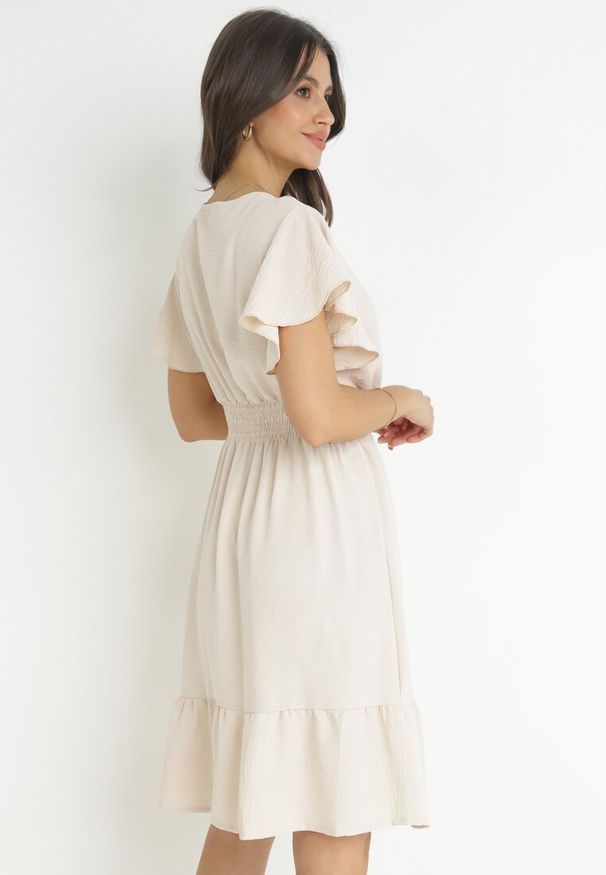 Born2be - Jasnobeżowa Sukienka Mini z Gumką w Pasie i Falbanką Senait. Kolor: beżowy. Długość: mini