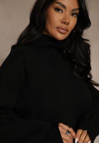 Renee - Czarny Golf Ozdobiony Ściągaczami Wedena. Okazja: na co dzień. Typ kołnierza: golf. Kolor: czarny. Materiał: skóra, jeans. Wzór: aplikacja. Styl: casual #2