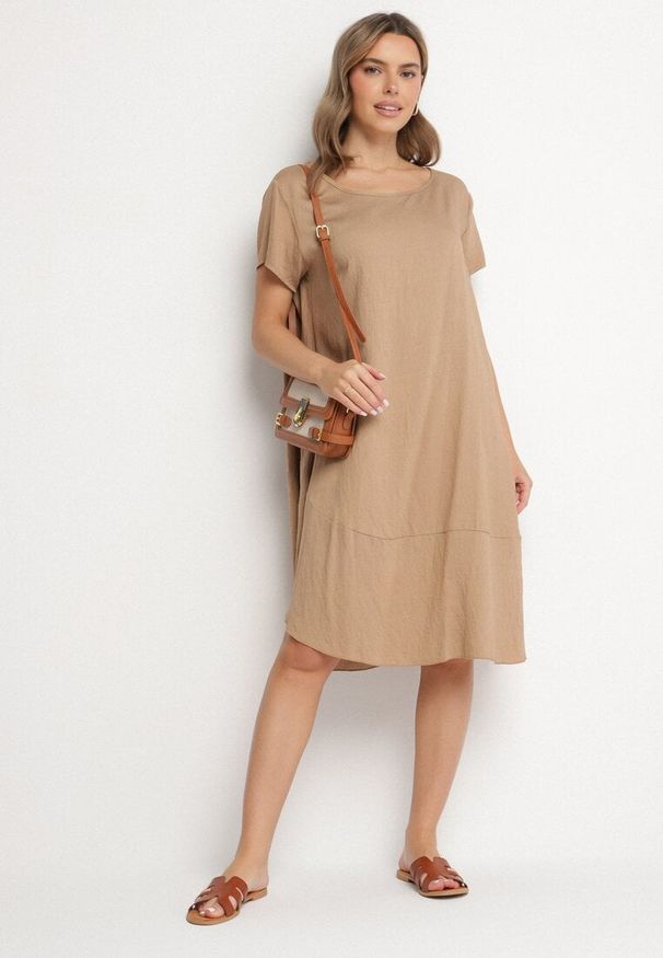 Born2be - Ciemnobeżowa Rozkloszowana Wiskozowa Sukienka Trivoria. Okazja: na co dzień. Kolor: beżowy. Materiał: wiskoza. Długość rękawa: krótki rękaw. Typ sukienki: rozkloszowane. Styl: casual, elegancki