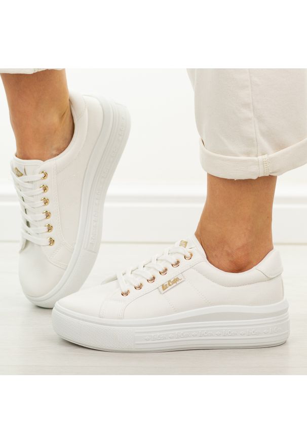 Białe trampki damskie Lee Cooper 4474. Okazja: na co dzień. Nosek buta: okrągły. Zapięcie: sznurówki. Kolor: biały. Materiał: tkanina. Sezon: wiosna, lato. Obcas: na platformie. Styl: casual, klasyczny, elegancki