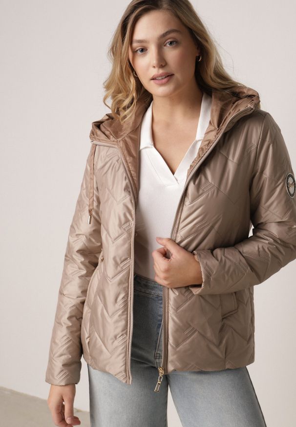 Born2be - Brązowa Przejściowa Kurtka Pikowana z Kapturem i Kieszeniami Sazia. Okazja: na co dzień. Typ kołnierza: kaptur. Kolor: brązowy. Materiał: poliester, jeans. Styl: casual, sportowy