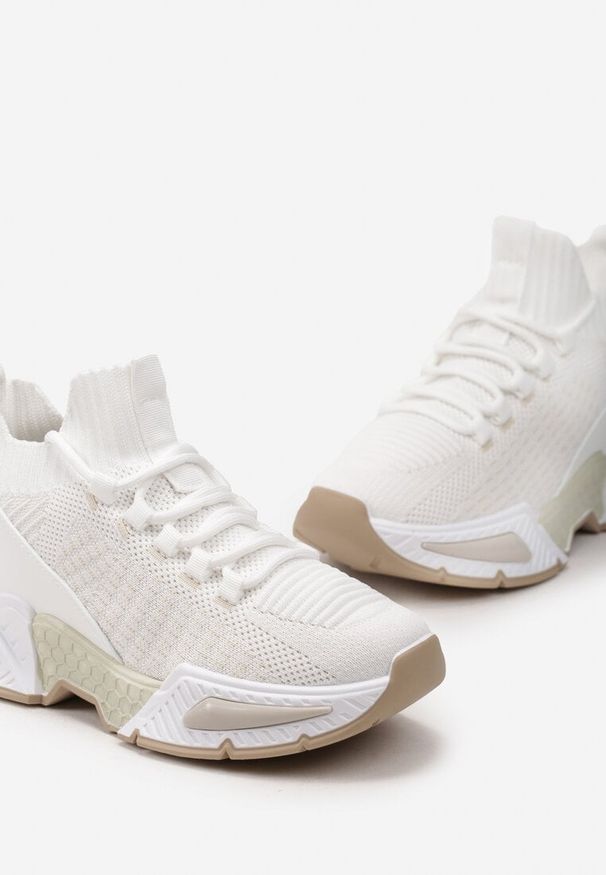 Born2be - Białe Sneakersy ze Skarpetkową Cholewką i Grubą Podeszwą Lekkra. Okazja: na co dzień. Kolor: biały. Szerokość cholewki: normalna. Sport: fitness