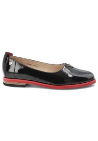 Baleriny damskie Maciejka, cholewka skóra naturalna lakierowana kontrastowa podeszwa wsuwany fason zaokrąglony nosek niski obcas, czarne, K7463-01/00. Kolor: czarny. Materiał: skóra, lakier. Szerokość cholewki: normalna. Obcas: na obcasie. Wysokość obcasa: niski #4