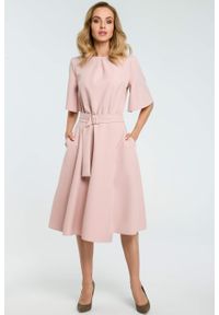 Sukienki.shop - Sukienka elegancka rozkloszowana z paskiem pudrowy róż. Okazja: na spotkanie biznesowe, do pracy, na komunię. Kolor: brązowy, różowy. Materiał: materiał, tkanina, elastan. Wzór: gładki. Typ sukienki: rozkloszowane. Styl: elegancki. Długość: midi
