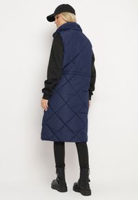 Born2be - Granatowa Pikowana Kamizelka o Długim Kroju ze Stójką i Kieszeniami Avatheia. Okazja: na co dzień. Typ kołnierza: kołnierzyk stójkowy. Kolor: niebieski. Materiał: jeans. Długość: długie. Wzór: aplikacja. Styl: elegancki, casual, klasyczny #3