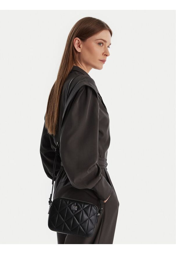 Calvin Klein Torebka Quilted Double Zip Camera Bag LV04F3328G Czarny. Kolor: czarny. Materiał: skórzane
