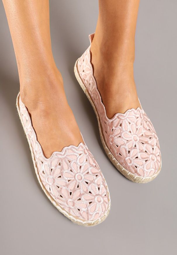 Renee - Różowe Plecione Espadryle Vices z Kwiatowym Motywem z Ażurowymi Wycięciami Honavia. Okazja: na co dzień, na spacer. Kolor: różowy. Materiał: jeans. Wzór: kwiaty, ażurowy. Styl: casual