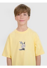 4f - 4F T-shirt oversize z nadrukiem chłopięcy - żółty 128 (7-8 lat). Okazja: na co dzień. Kolor: żółty. Materiał: dzianina, bawełna, jersey. Długość rękawa: krótki rękaw. Długość: krótkie. Wzór: nadruk. Sezon: lato. Styl: klasyczny, sportowy, casual