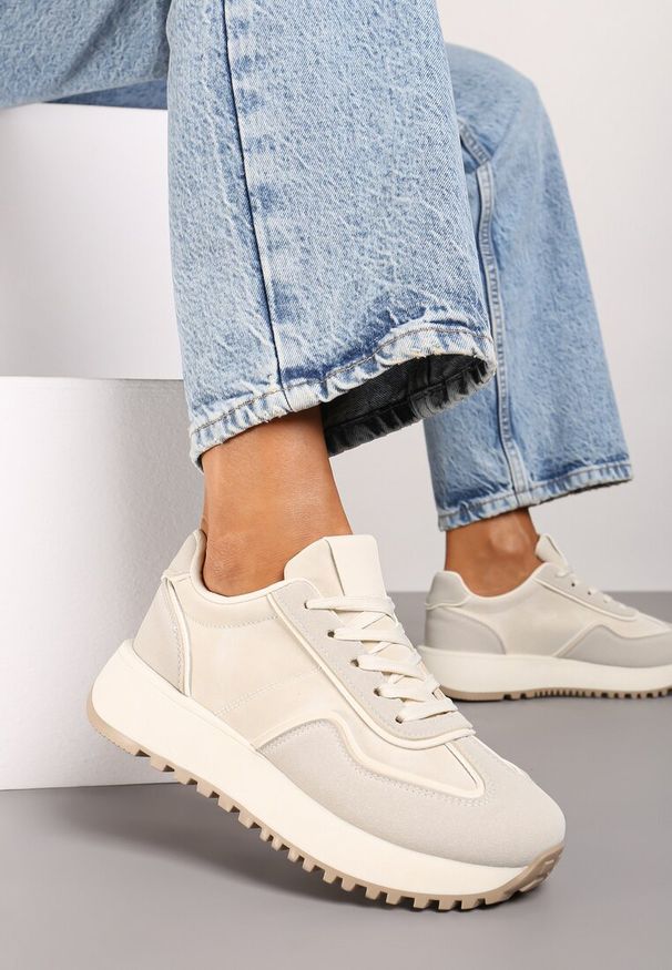 Renee - Beżowe Sneakersy na Płaskiej Podeszwie Ozdobione Geometrycznym Wzorem Erimaraes. Okazja: na co dzień. Zapięcie: sznurówki. Kolor: beżowy. Materiał: jeans. Wzór: aplikacja, geometria. Sezon: wiosna. Obcas: na płaskiej podeszwie